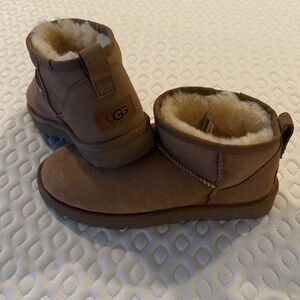 UGG Women’s Midi Boots - sz 8